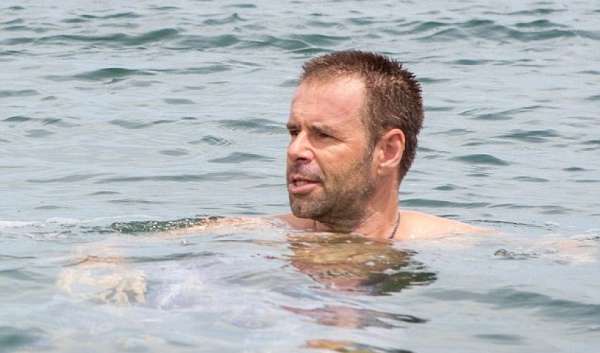Man, 50, sells his life on eBay and moves to a deserted tropical island - PHOTO Man, 50, sells his life on eBay and moves to a deserted tropical island - PHOTO