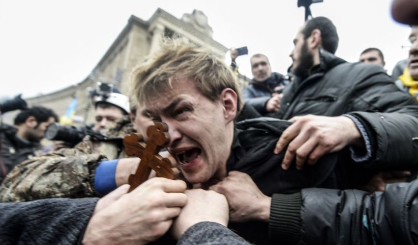 Suspected pro-government Ukrainian sniper is dragged by the hair and beaten - PHOTO Suspected pro-government Ukrainian sniper is dragged by the hair and beaten - PHOTO