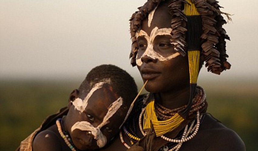 Ethiopia's Karo people smother themselves in chalk to find love - PHOTO Ethiopia's Karo people smother themselves in chalk to find love - PHOTO