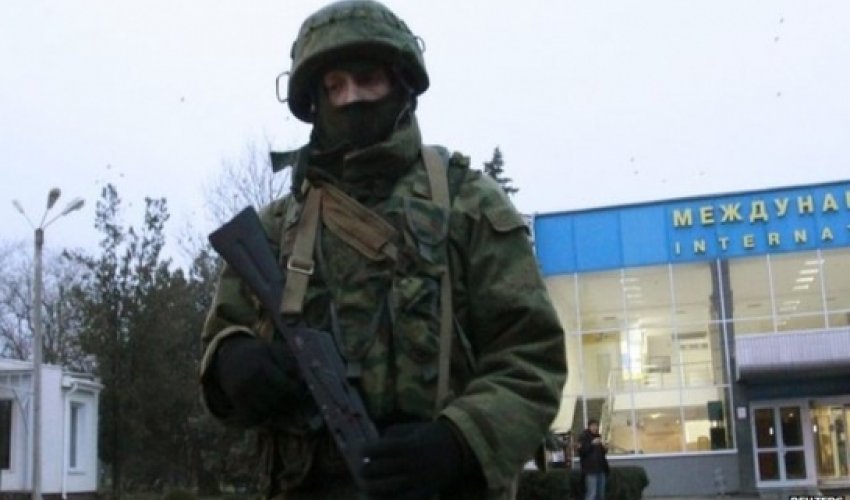 Russia forces 'block Crimea airport' Russia forces 'block Crimea airport'