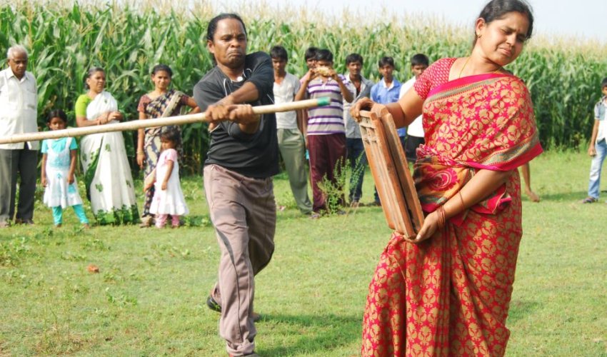 Husband and wife go round India breaking things on each other - PHOTO Husband and wife go round India breaking things on each other - PHOTO