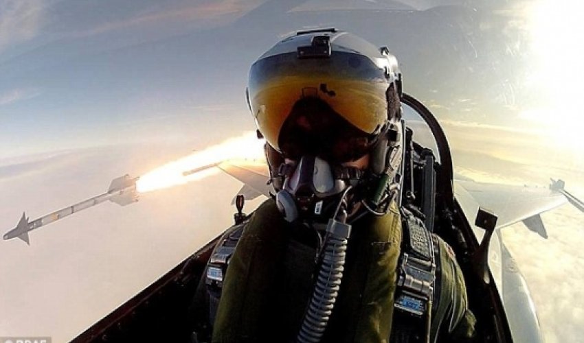 Danish F-16 fighter pilot takes the ultimate selfie