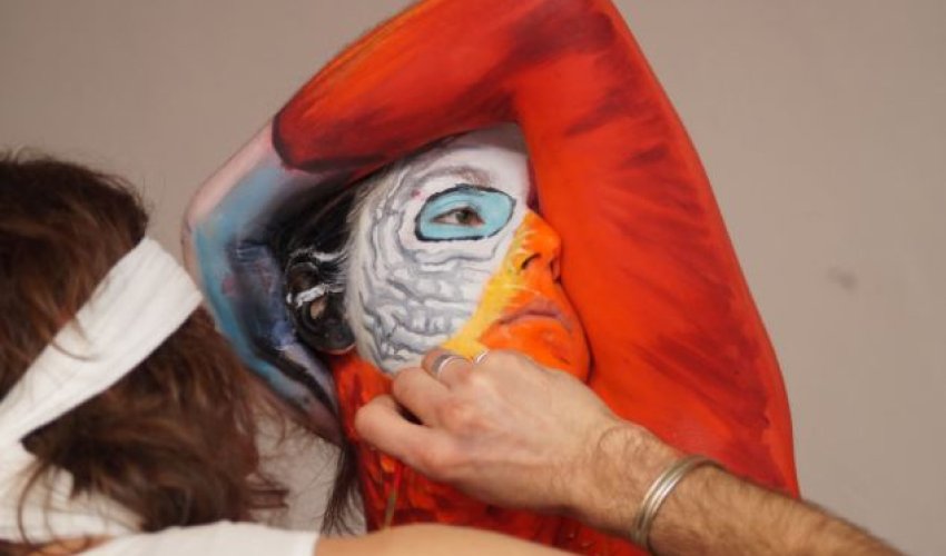 Artist paints woman's entire body to make her look like a parrot - PHOTO