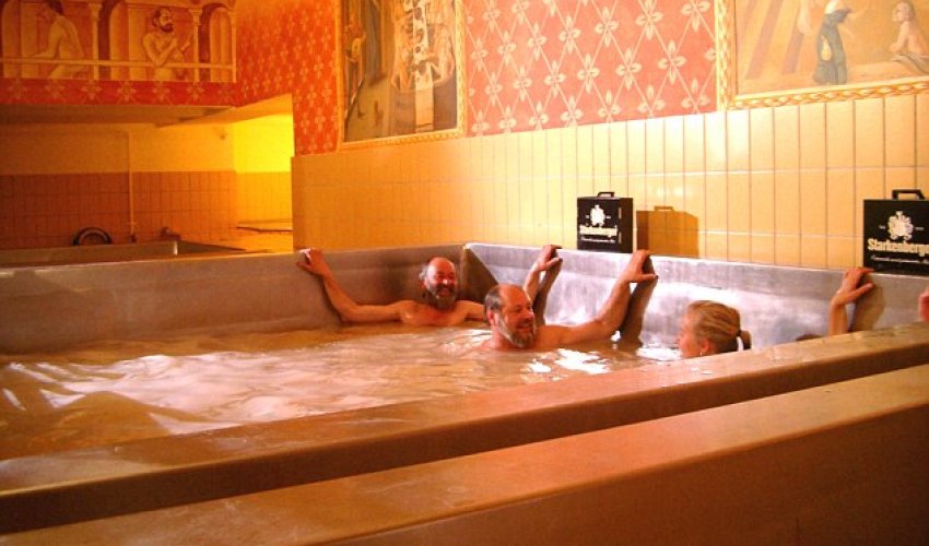Castle offers guests a bath in huge tub filled with warm BEER - PHOTO Castle offers guests a bath in huge tub filled with warm BEER - PHOTO