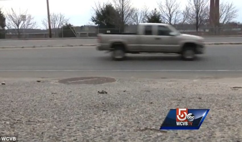 Brave mother threw herself under runaway car - PHOTO Brave mother threw herself under runaway car - PHOTO