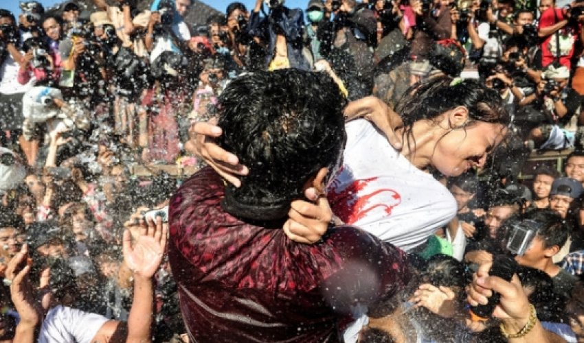 Omed-omedan kissing and hugging festival held in Bali - PHOTO+VIDEO Omed-omedan kissing and hugging festival held in Bali - PHOTO+VIDEO