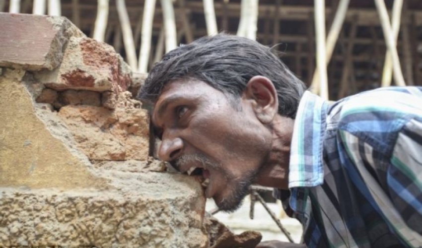 Indian villager is addicted to eating mud, rocks and building blocks - PHOTO+VIDEO Indian villager is addicted to eating mud, rocks and building blocks - PHOTO+VIDEO