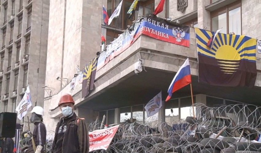 Donetsk protesters dig in at government building