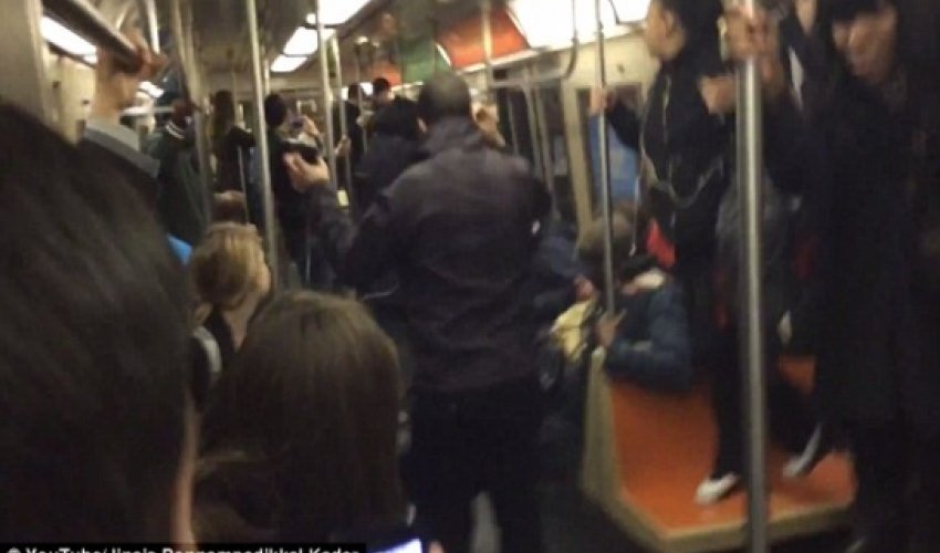 Giant rat on New York City subway scares passengers - VIDEO Giant rat on New York City subway scares passengers - VIDEO