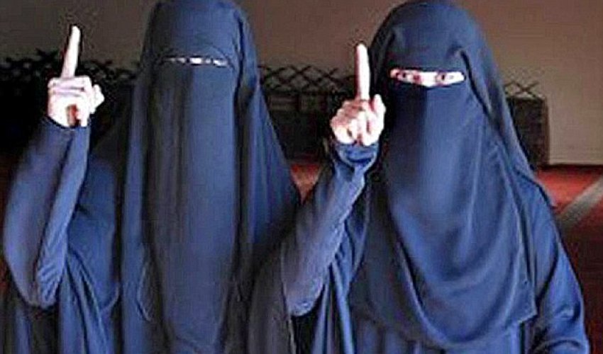 Interpol searches for two Austrian teens 'who went to Syria to fight for Islamic rebels' - PHOTO Interpol searches for two Austrian teens 'who went to Syria to fight for Islamic rebels' - PHOTO