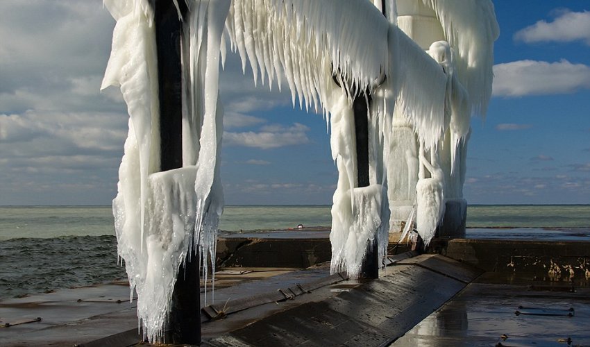 Lake Michigan lighthouse turned into ice-sculpture by freezing waters - PHOTO