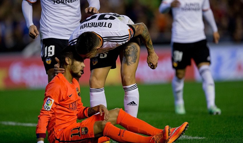 Lionel Messi is hit by a bottle after Sergio Busquets