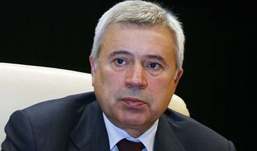 Azərbaycanlı milyarder şirkətini satır