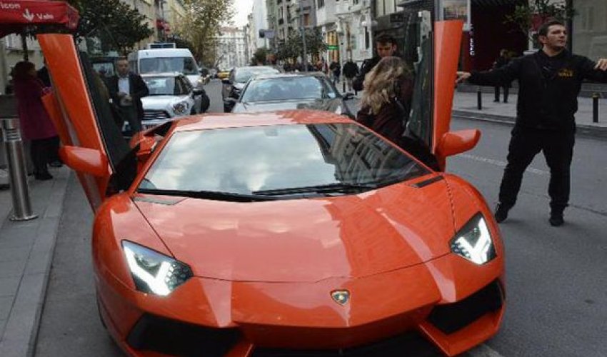 Futbolçu xanımlarının 2 milyonluq maşınları - Fotolar Futbolçu xanımlarının 2 milyonluq maşınları - Fotolar