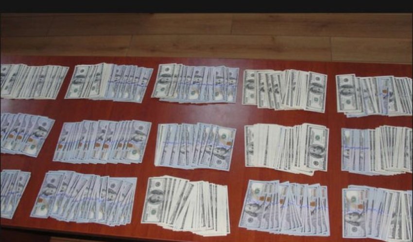 Azərbaycana gizli yolla 150000 dollar keçirmək istədilər - FOTO Azərbaycana gizli yolla 150000 dollar keçirmək istədilər - FOTO