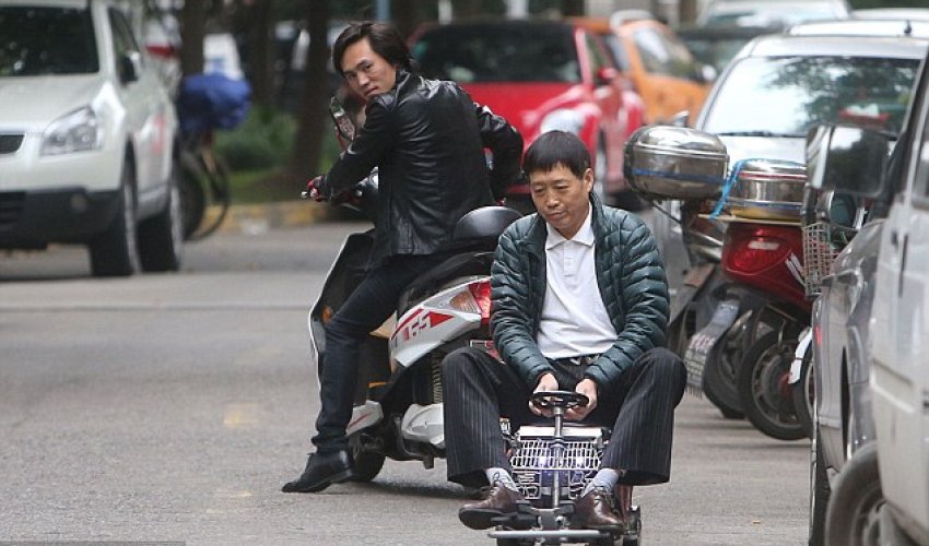 World's smallest car to dodge Shanghai traffic