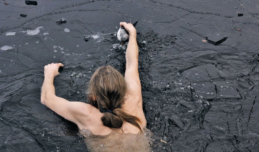 Ördəyə görə donmuş gölə özünü atan cəsur adam - FOTOLAR