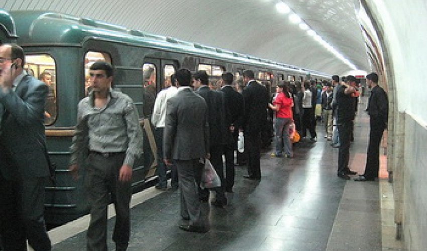 Bakı metrosunda qadın kişi davası - VİDEO Bakı metrosunda qadın kişi davası - VİDEO