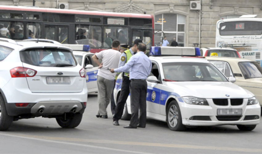 Bakıda olay: Sürücü yol polisini döydü