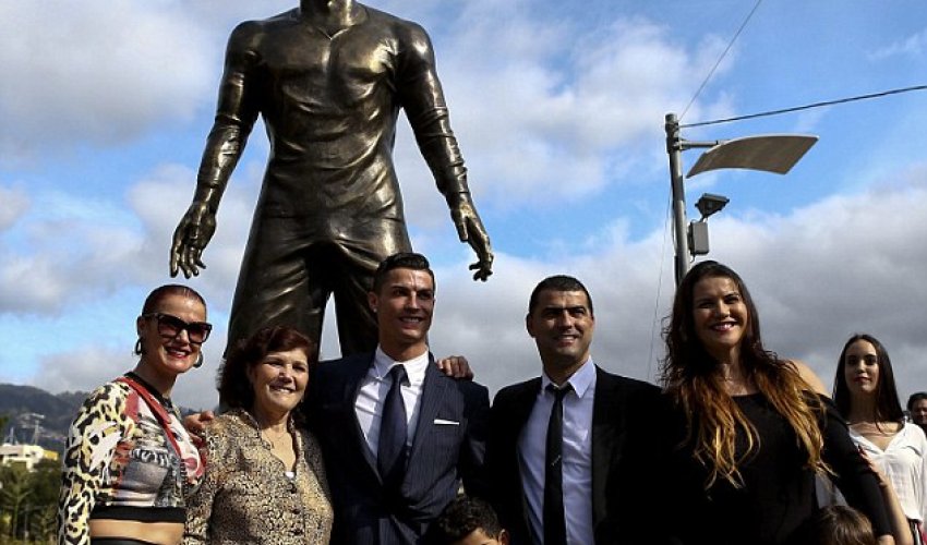 Ronaldo ridiculed as newly, er, erected statue in Portuguese home