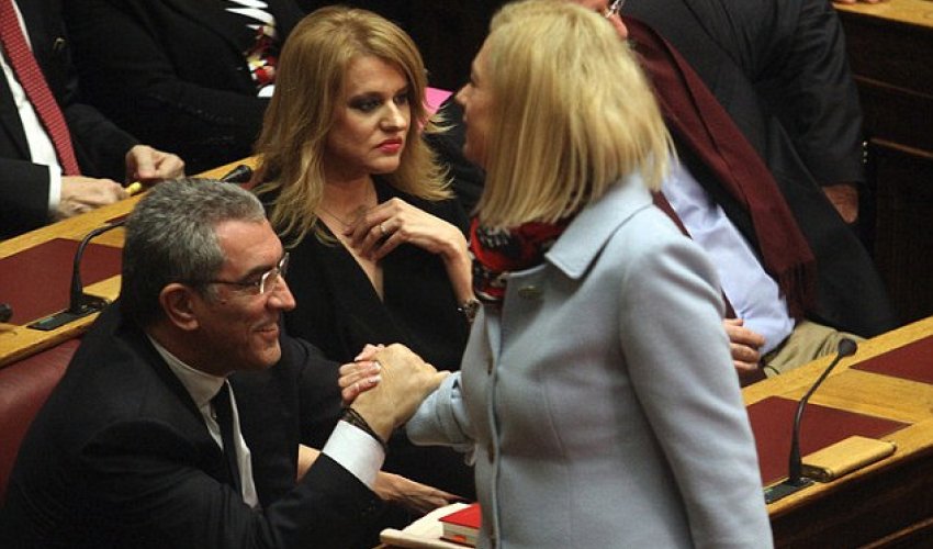 Kişi deputatlar qadın həmkarlarını təhqir etdi - VİDEO