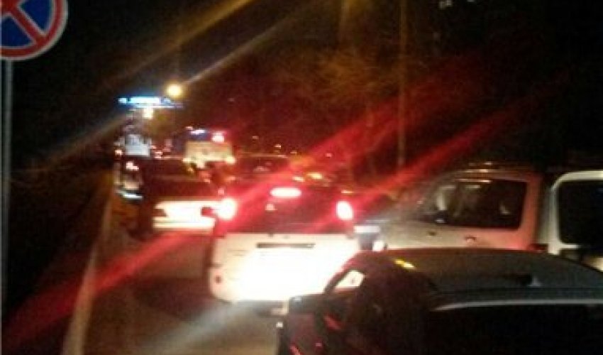 Toylar başladı və Bakının bu küçəsi iflic oldu - FOTOLAR Toylar başladı və Bakının bu küçəsi iflic oldu - FOTOLAR