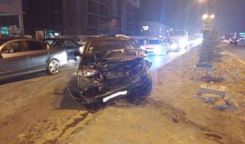 Авария в Баку: Opel протаранил три машины Авария в Баку: Opel протаранил три машины