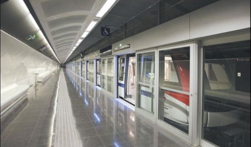 Metroda dəhşət: polisi qatarın altına itələdi - VİDEO Metroda dəhşət: polisi qatarın altına itələdi - VİDEO