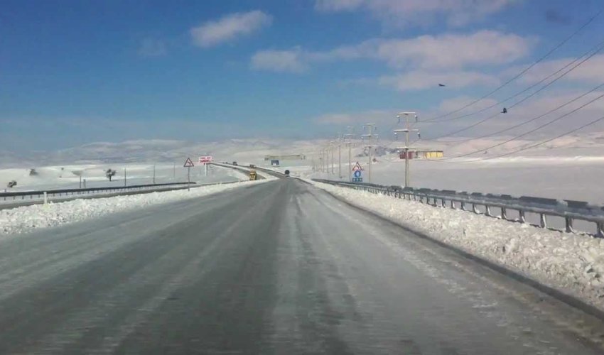 Bakıda yollar buz bağladı