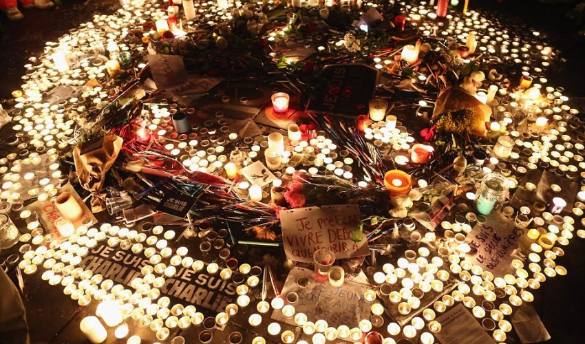 Paris goes dark for Charlie Hebdo