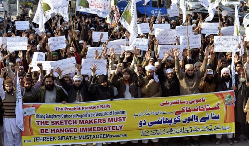 Pakistani Muslims demand death sentence for Charlie Hebdo staff