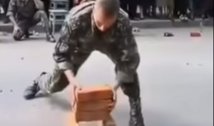 Erməni əsgərin “şousu” Erməni əsgərin “şousu”