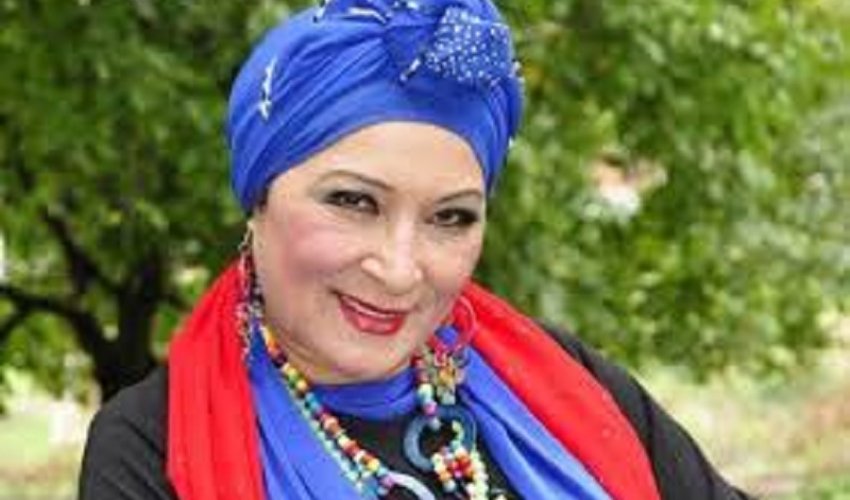 Nazirdən Fatma Mahmudovaya ad günü hədiyyəsi Nazirdən Fatma Mahmudovaya ad günü hədiyyəsi