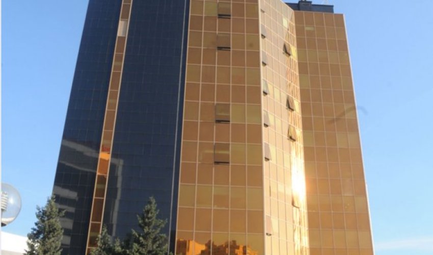 Azeri central bank abandons currency peg to U.S. dollar Azeri central bank abandons currency peg to U.S. dollar