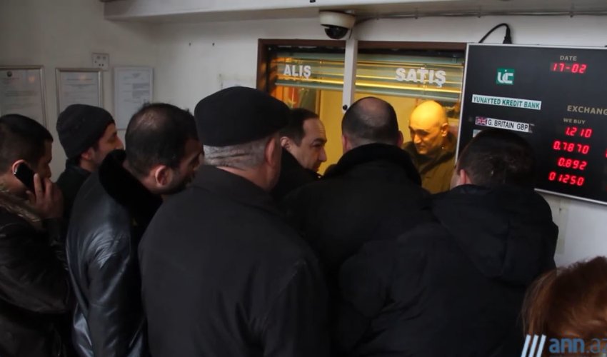 Bakının valyutadəyişmə məntəqələrində ajiotaj - ANN.TV Bakının valyutadəyişmə məntəqələrində ajiotaj - ANN.TV