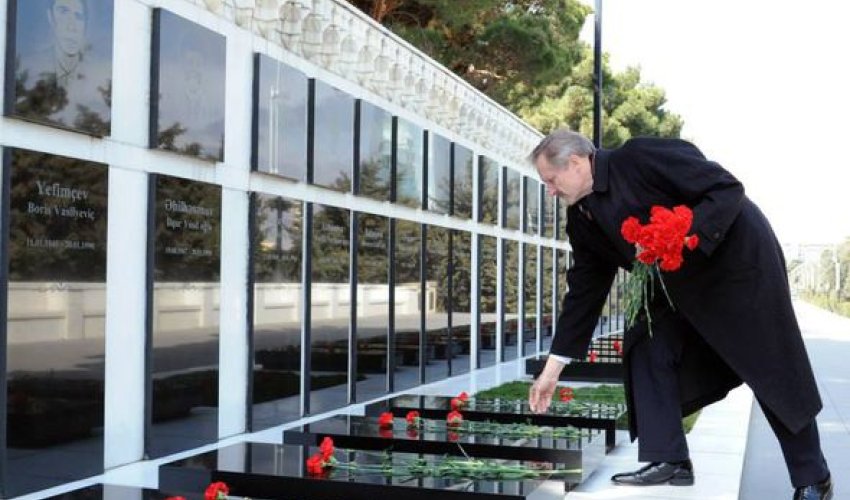 ABŞ səfiri Şəhidlər Xiyabanını ziyarət etdi - Fotolar