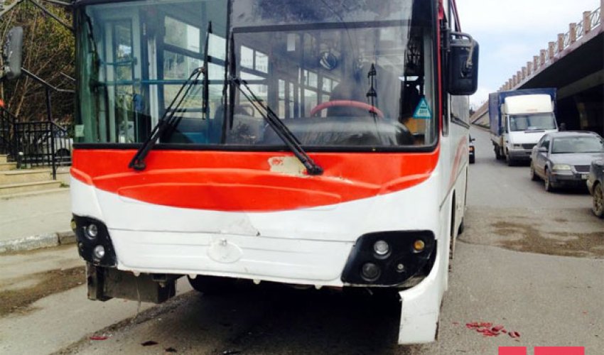 В Баку автобус врезался в «Mercedes»