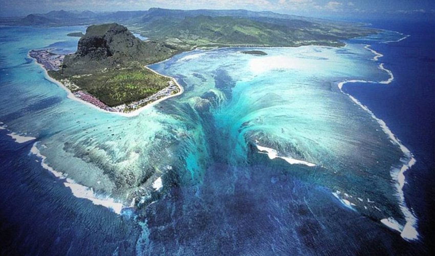 The optical illusion in the seas off Mauritius The optical illusion in the seas off Mauritius
