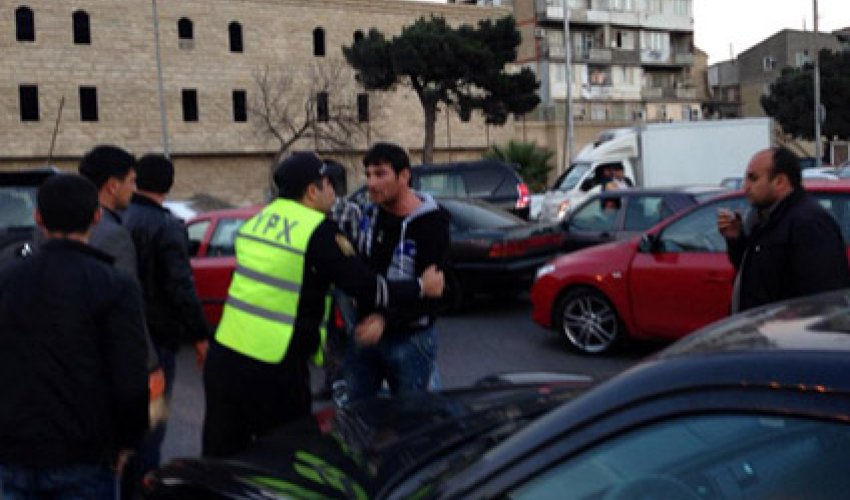 Ata və iki oğlu yol polislərini döydü - Bakıda Ata və iki oğlu yol polislərini döydü - Bakıda