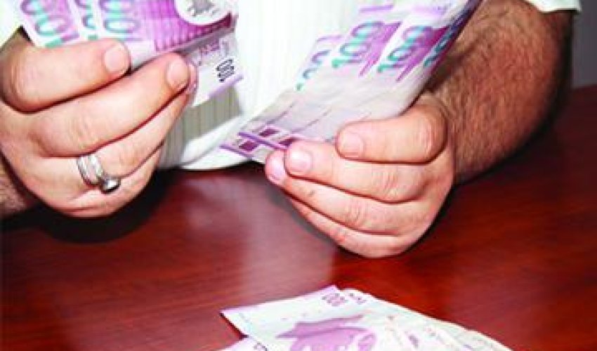 Population of Baku withdraws its manat deposits from banks