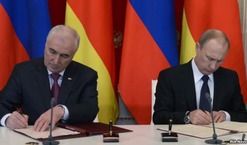 Putin separatçı rejimlə müdafiə paktı imzaladı