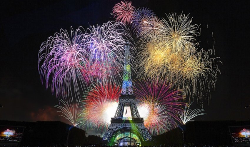 Сегодня день рождения Эйфелевой башни