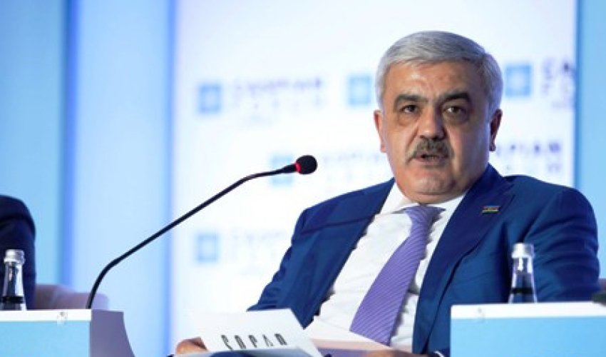 Rövnəq Abdullayevin tələbə yoldaşı: “Ad gününü kolbasa çörəklə qeyd edirdik” Rövnəq Abdullayevin tələbə yoldaşı: “Ad gününü kolbasa çörəklə qeyd edirdik”