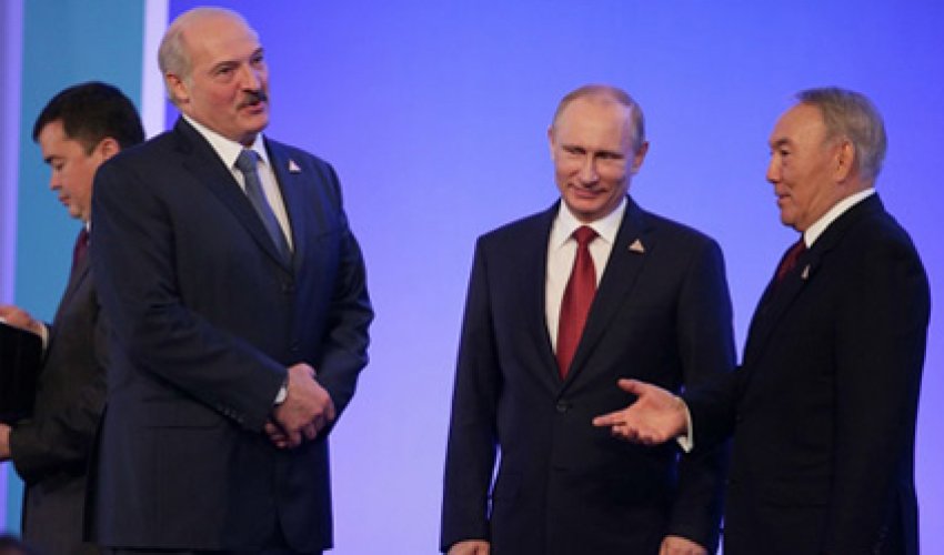 Lukaşenko Putini ələ saldı