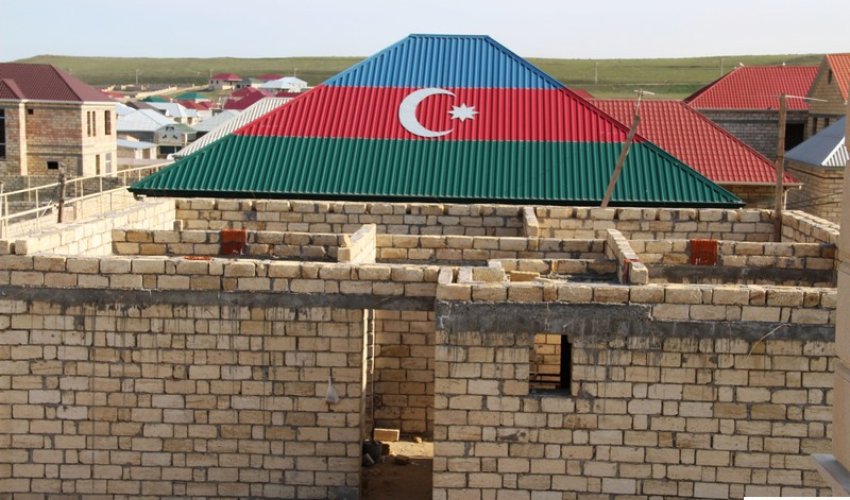 Evinin damını Azərbaycan bayrağı ilə örtdü - ANN.TV Evinin damını Azərbaycan bayrağı ilə örtdü - ANN.TV