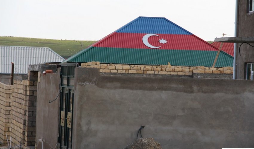 Дом, покрытый флагом Азербайджана Дом, покрытый флагом Азербайджана