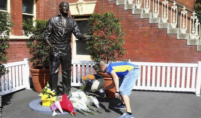 Richie Benaud: World pays tribute to cricket legend & commentator