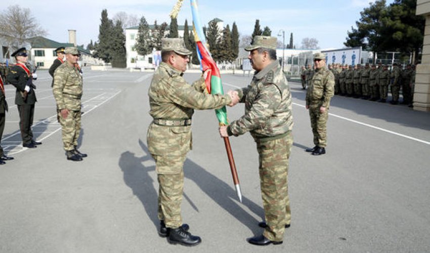 Zakir Həsənov döyüş bayraqlarını təqdim etdi - Fotolar