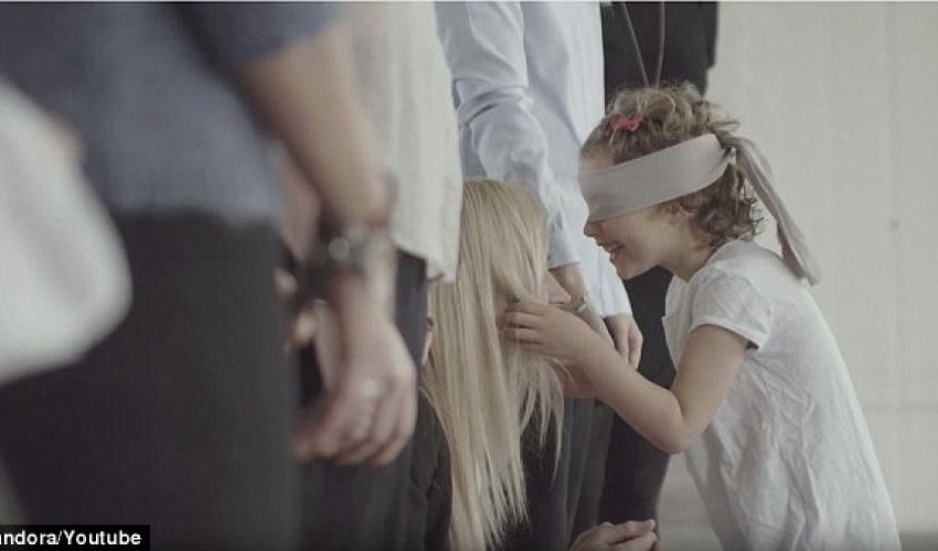 Could YOU recognise your mum while blindfolded? Could YOU recognise your mum while blindfolded?