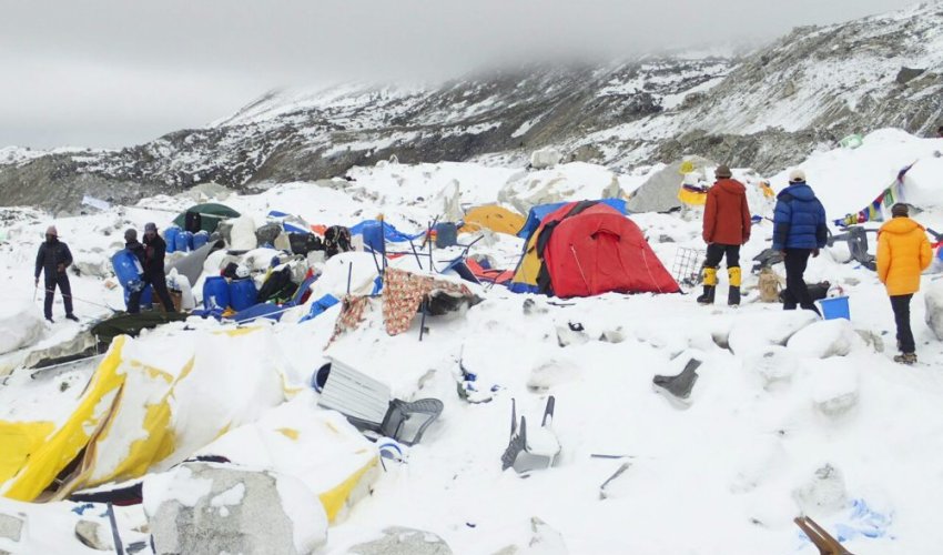 Hit by Avalanche in Everest Basecamp Hit by Avalanche in Everest Basecamp